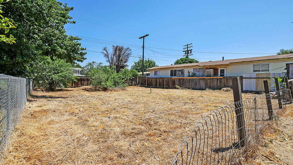 60 N Dameron St,  Porterville, CA