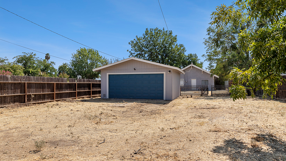 421 S A St,  Madera, CA